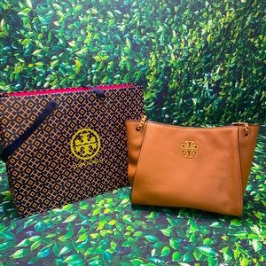 NWT Tory Burch Britten Camel Gold Logo Slouch Bag